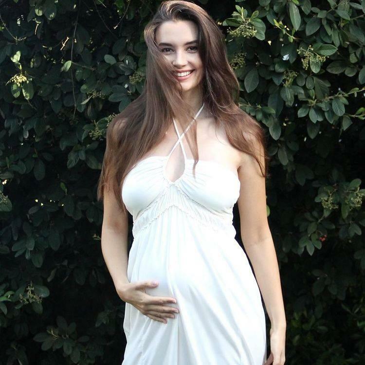  Leyla Lydia Tuğutlu graviditetsstilling