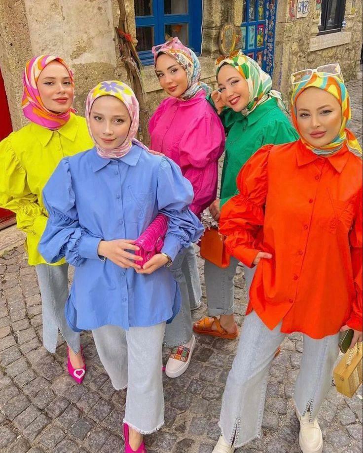 Hijab mode i kontrastfarve