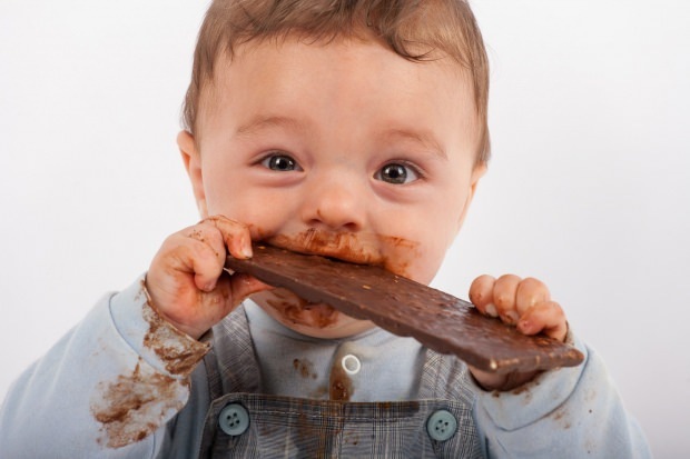 Hvornår skal babyer gives chokolade