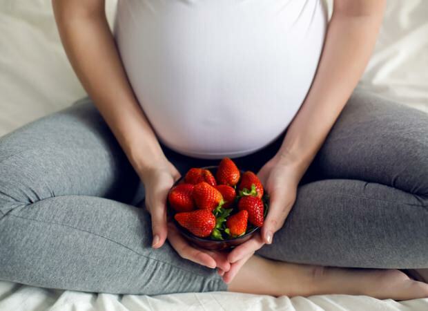 Farver det at spise jordbær under graviditeten? Er der nogen skade på jordbæren?