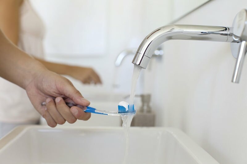 Sluk for vandet, mens du børster tænderne