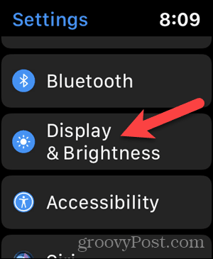 Tryk på Display & Lysstyrke i indstillingerne på din Apple Watch