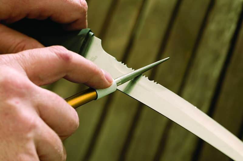 Hvordan skærpes savtakede knive? Måder at slibe brødknive på