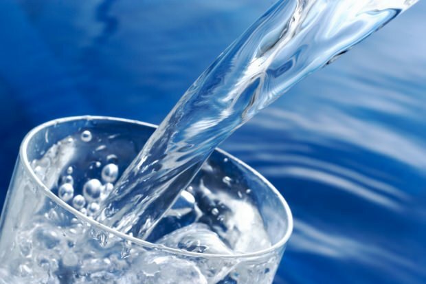 Gør drikkevand vægtøgning? Hvor mange liter vand skal drikkes om dagen for at tabe sig? Hvis du drikker vand om natten ...