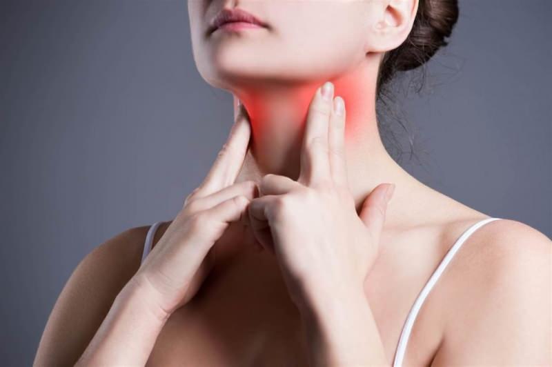 Hvad er betændelse i mandlen og hvad er dets symptomer? Hvis den ene side af halsen gør ondt ...