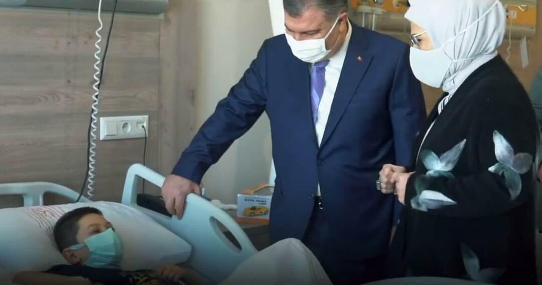 Emine Erdoğan besøgte børn med kræft med Fahrettin Koca