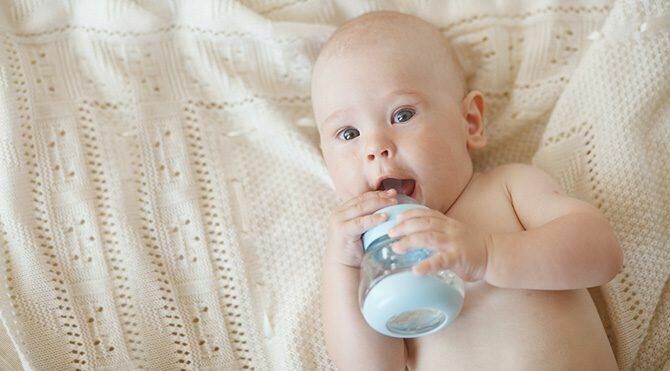Bør babyer få vand?
