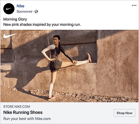 Dette er en Facebook-annonce for Nike-løbesko. Annonceteksten siger "Morning Glory" og på næste linje "Nye lyserøde nuancer inspireret af dit morgenløb." På annoncefotoet en asiatisk kvinde strækker sig med det ene ben strakt lige ud og foden på en afsats og den anden fod på jord. Hendes øverste halvdel vrider sig til siden. Hun har lyserøde Nike-løbesko, hvide knestrømper og mørkegrå løbeshorts og en tanktop. Hendes hår trækkes op. Hun er på en snavsbane foran en bygning med stuk eller jord. Talia Wolf siger, at Nike er et godt eksempel på et brand, der bruger følelser i reklamer.