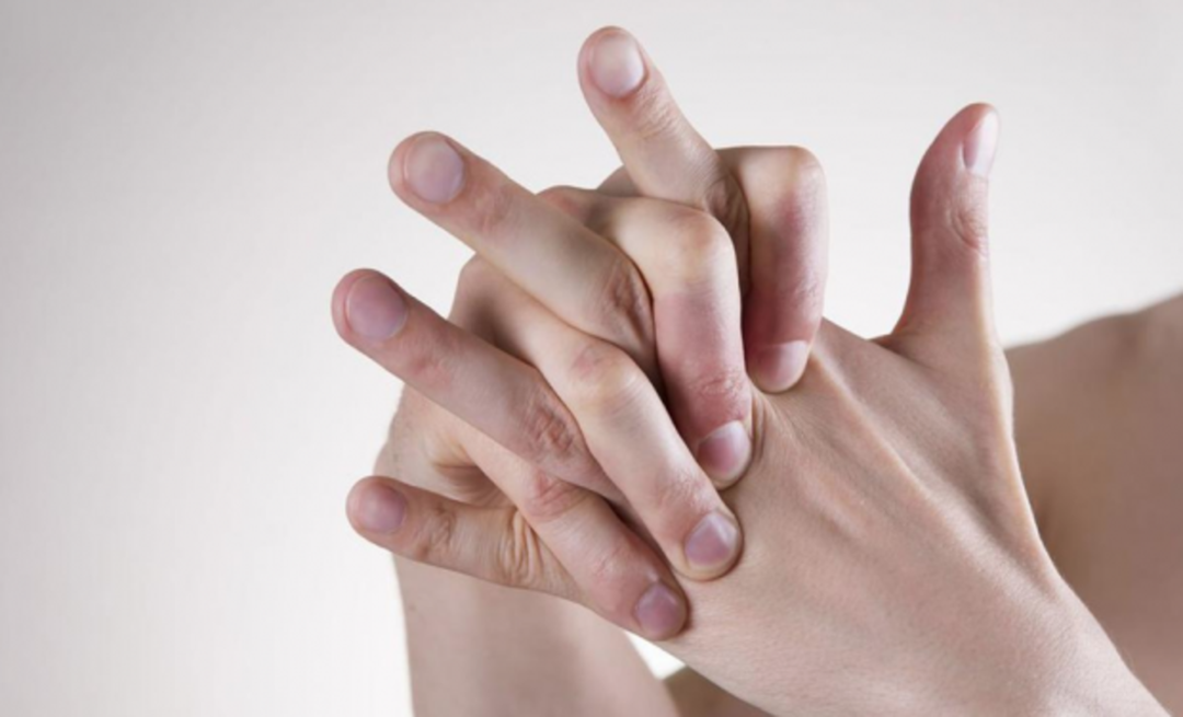 Hvad er skaderne ved at knække fingre, hvordan man forlader det?