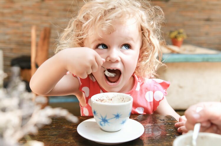 Kan børn drikke kaffe? Er det skadeligt?