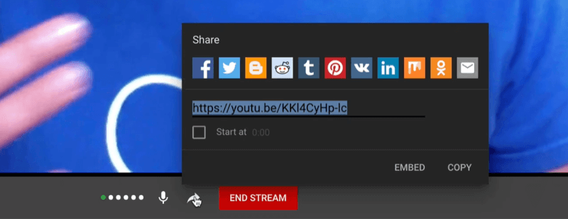 youtube-livestreammuligheder inklusive en lydmåler, en lydløs knap og et delelink med forskellige platformsikoner og et delbart kort link til livevideoen