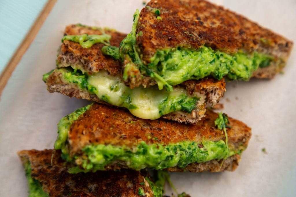 Toast med pesto sauce