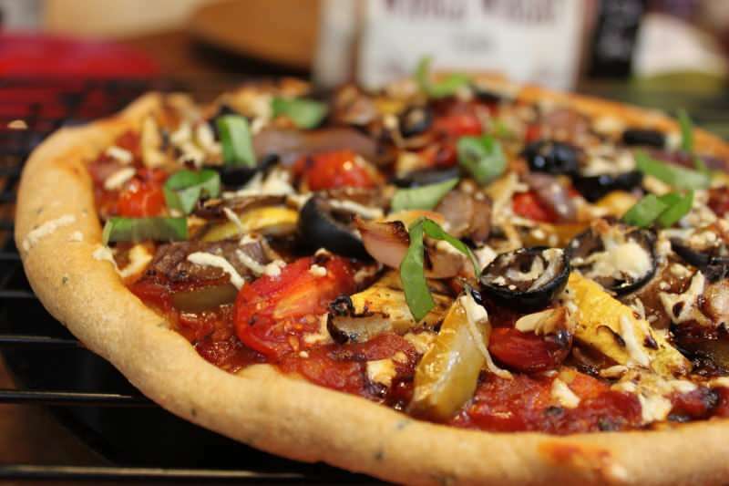 Den nemmeste veggie pizza opskrift! Hvordan laver man veggie-pizza derhjemme?