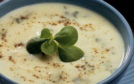 Hvordan laver man purlanesuppe med kold yoghurt?