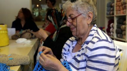 Pensionerede kvinder strikker mode for at holde trit