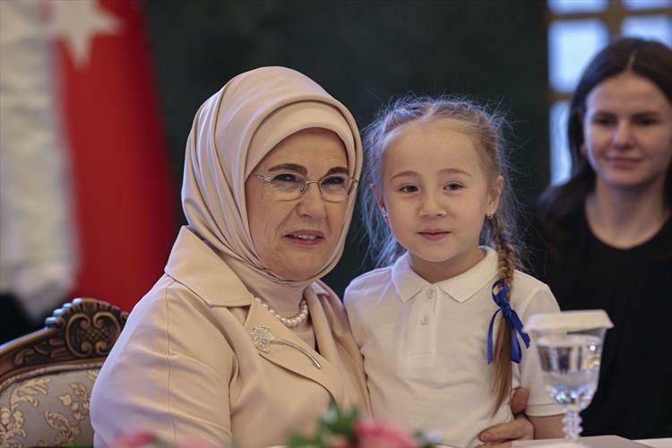 Emine Erdoğan fejrede den internationale dag for pigebarnet