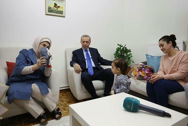 Præsident Recep Tayyip Erdoğan og hans kone Emine Erdoğan besøgte den jordskælvets overlevende familie