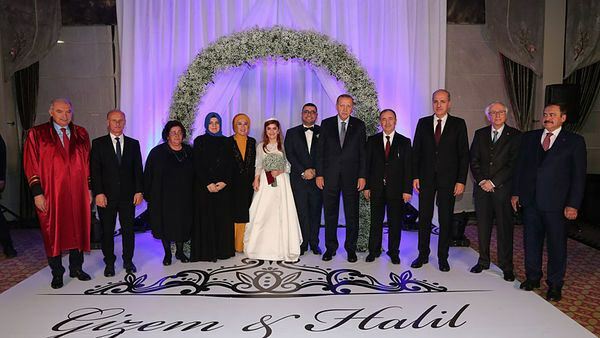 Præsident Erdogan var vidne til to bryllupper samme dag