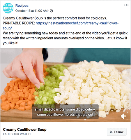 Dette er et screenshot af en video, der viser billedtekster. Videoen er fra Rachel Farnsworths Facebook Watch-show kaldet Recipes. Teksten i videoindlægget siger: ”Cremet blomkålsuppe er den perfekte komfortføde til kolde dage. UDSKRIVBART OPDRAG: https://thestayathomechef.com/creamy-cauliflower-soup/. Vi prøver noget nyt i dag, og i slutningen af ​​videoen får du et hurtigt resumé med de skriftlige ingrediensmængder lagt på videoen. Fortæl os, hvis du kan lide det! Videoen viser stadig en hvid kvindes hånd, der opfanger et stykke ternet selleri fra et skærebræt. På skæringen er rækker med ternede grøntsager. Fra venstre mod højre er disse grøntsager gulerod, selleri og blomkål. Videooverskriften har en grå baggrund og hvid tekst. Der står "små ternede gulerødder, nogle ternede selleri, nogle blomkålblomster, der er skåret". Nederst til venstre er videotitlen Creamy Blomkålsuppe med fed sort tekst. Under titlen er "Facebook Watch" i grå tekst. Nederst til højre er der en lysegrå knap med et RSS-ikon og teksten Følg.