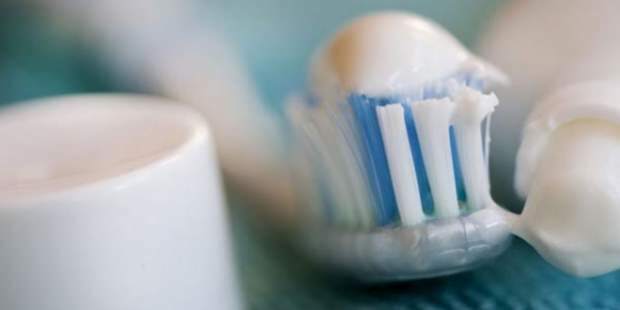 Fjernelse af blodpletter med tandpasta