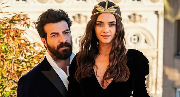 Skuespiller Hande Soral og hans kone İsmail Demirci opfordrer til "ophold hjemme"