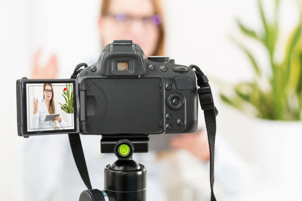 En digital spejlreflekskamera er et godt valg til optagelse af video i kvalitet.