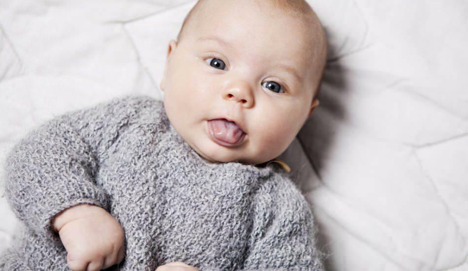 tungen stikker ud hos babyer