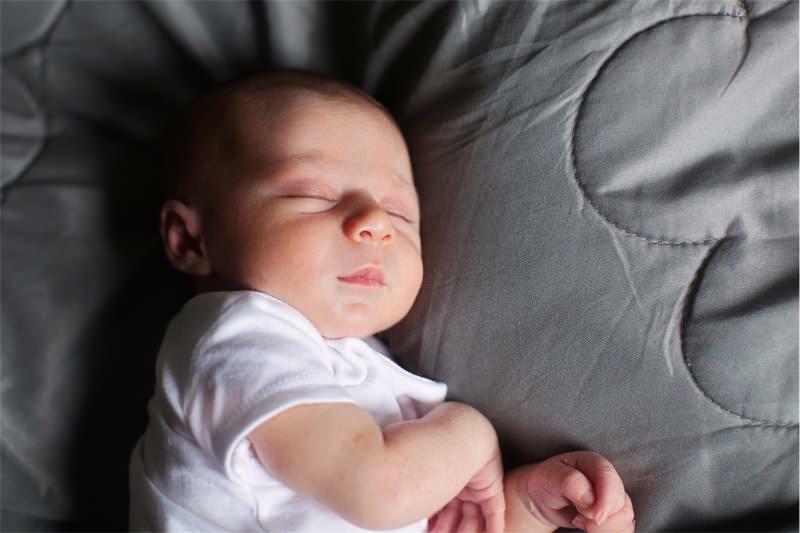 Er det skadeligt at ryste babyer op? Stående ryste søvn metode