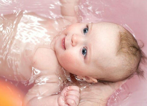 hvordan man bader en baby alene