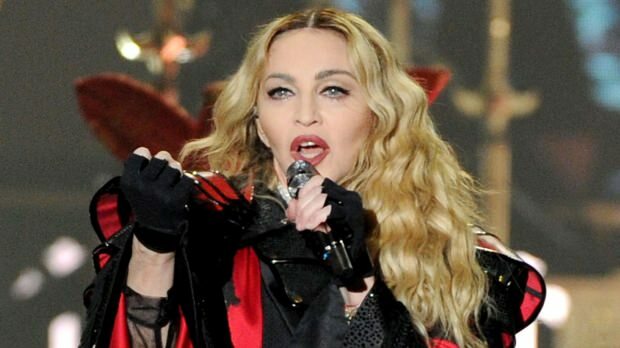 Kaldte Madonna: Synger på scenen med mordere