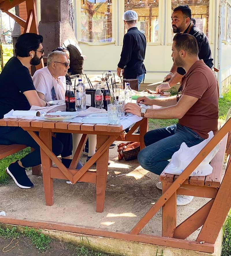 Mehmet Ali Erbil og Burak Memişoğlu mens de spiste 