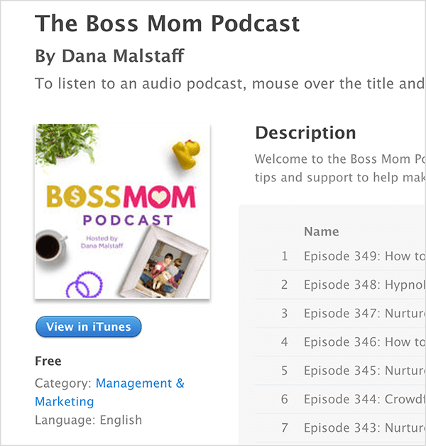 Dette er et screenshot af iTunes-skærmen til The Boss Mom Podcast af Dana Malstaff. Under titlen er podcastforsidebilledet, hvor der er arrangeret en plante, gummiduckie, krus kaffe, lilla ringe og et indrammet familiebillede omkring titlen. Podcasten er gratis og kategoriseret under Management & Marketing. Beskrivelsen og en liste over episoder vises til højre, men er afskåret i skærmbilledet.