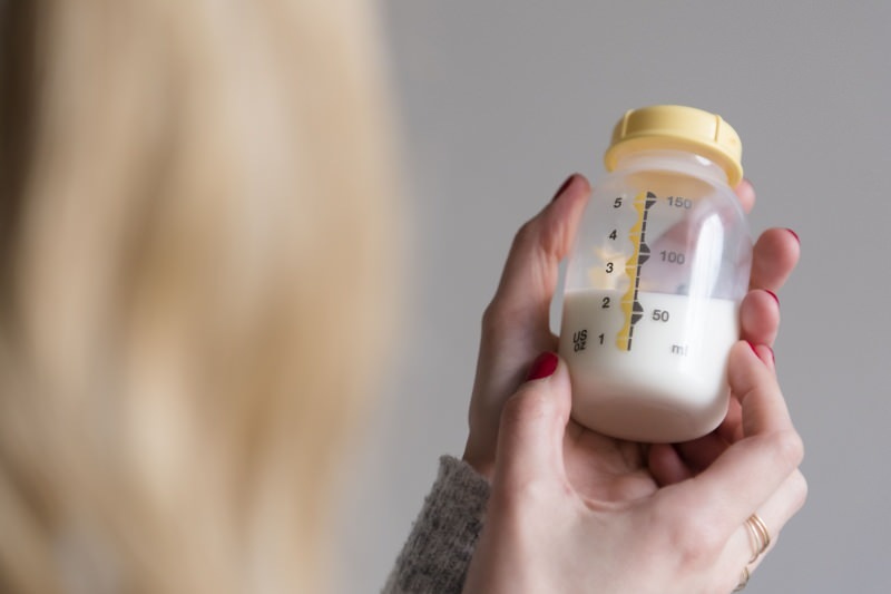 Hvordan udtrykkes og opbevares smertefri modermælk? Malkemetode for hånd og elektrisk pumpe