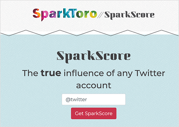 Dette er et screenshot af SparkScore-websiden. Øverst er SparkToro-logoet, som er navnet i en ekstra fed skrift med geometriske områder med regnbuefarver. Efter to skråstreger er værktøjets navn, SparkScore. Tagline er "Den sande indflydelse af enhver Twitter-konto". Under tagline er der et hvidt tekstfelt, der beder brugeren om at indtaste deres Twitter-håndtag og en rød knap mærket Get SparkScore.