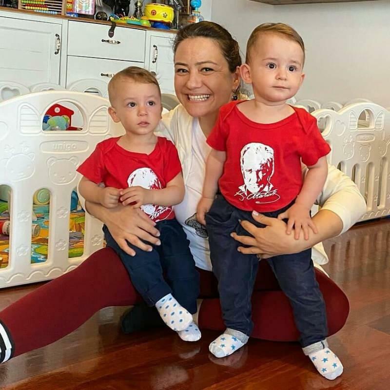 Præsentator Ezgi Sertels nye pose med sine tvillingebørn!