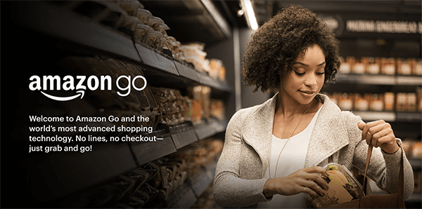 Dette er et screenshot af en webside, der promoverer Amazon Go. En sort kvinde lægger en genstand, hun tog fra en hylde, i sin pung. Teksten siger ”Velkommen til Amazon Go og verdens mest avancerede shoppingteknologi. Ingen linjer, ingen checkout. Bare tag og gå! ” Shep Hyken siger, at Amazon Go er et eksempel på at skabe en selvbetjeningsmulighed for at give kunderne bekvemmelighed.