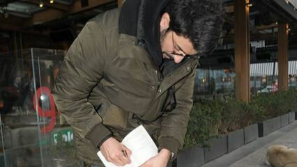 Engin Akyürek underskrev en bog