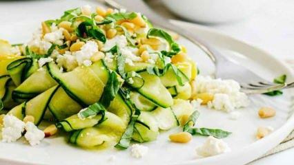 Hvordan laver man zucchinisalat med jordnødder? Denne salat holder dig mæt i seks timer! 