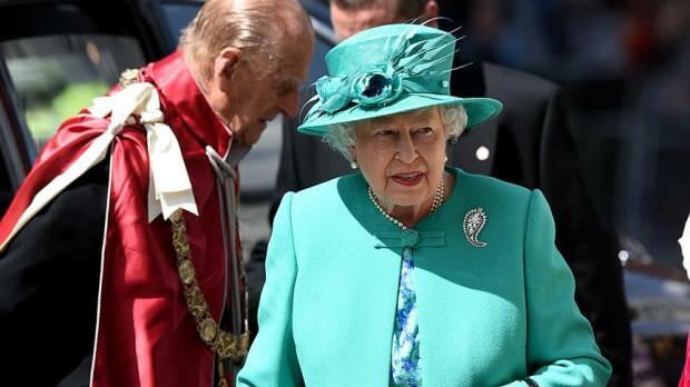 Dronning af England 2. Elizabeth leder efter et rengøringspersonale i sit palads! Formue at finde den døde flue ...