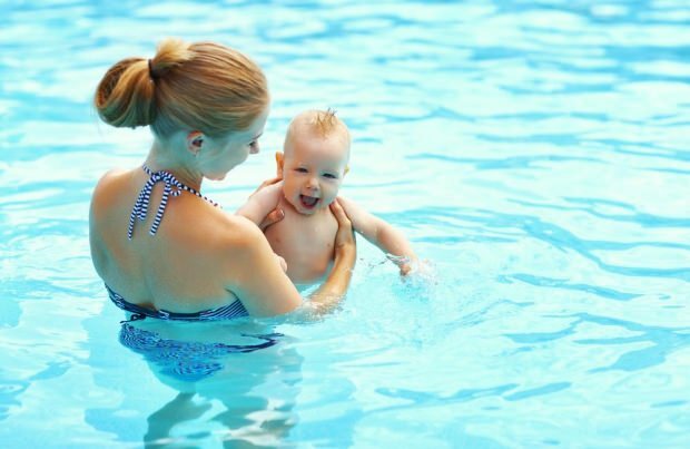 Hvornår kan babyer komme ind i poolen?