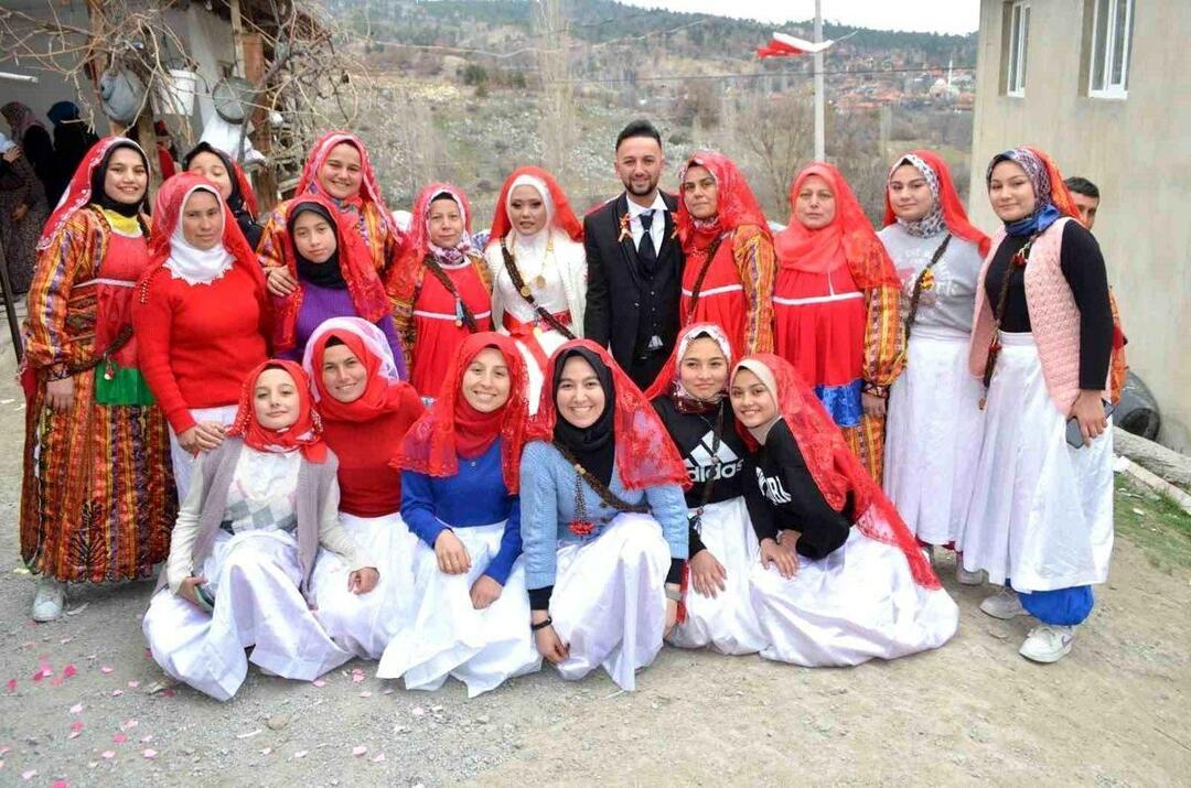 Indonesisk kvinde, kom til Denizli for tyrkisk ung mand