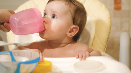 Hvornår får babyer vand? Gives der vand til en baby, der fodres med formel i overgangen til supplerende mad?