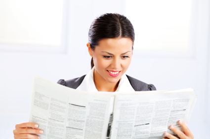 forretningskvinde læser en avis