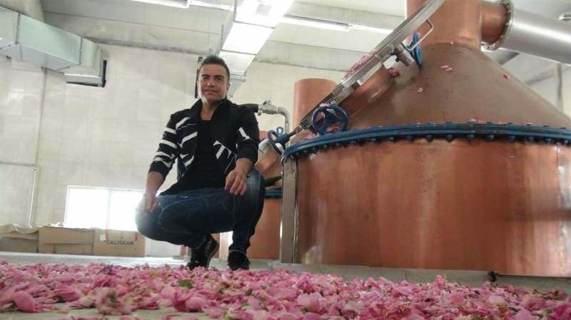 berdan mardini etablerede roseoliefabrik i hans hjemby