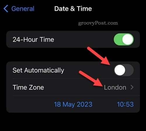 Deaktivering af automatisk tidszone på iPhone