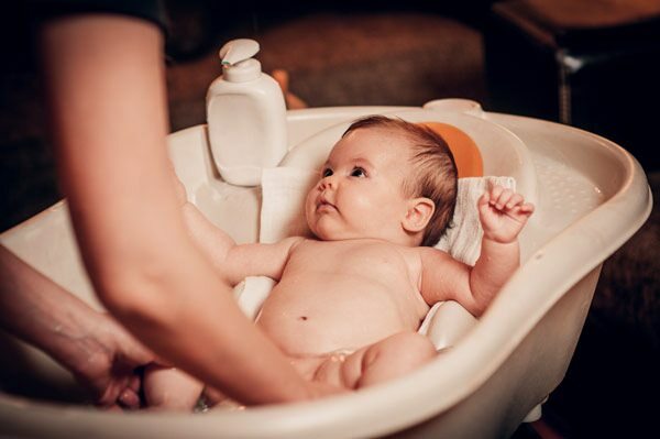 Hvordan vasker man en baby alene?