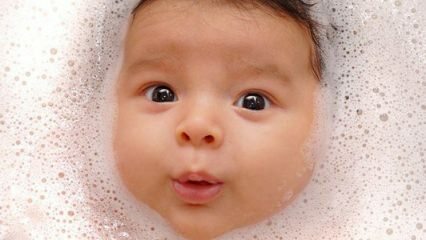 Baby sluger vand, mens du bader! Hvordan giver jeg et nyfødt barn et helbredende bad?