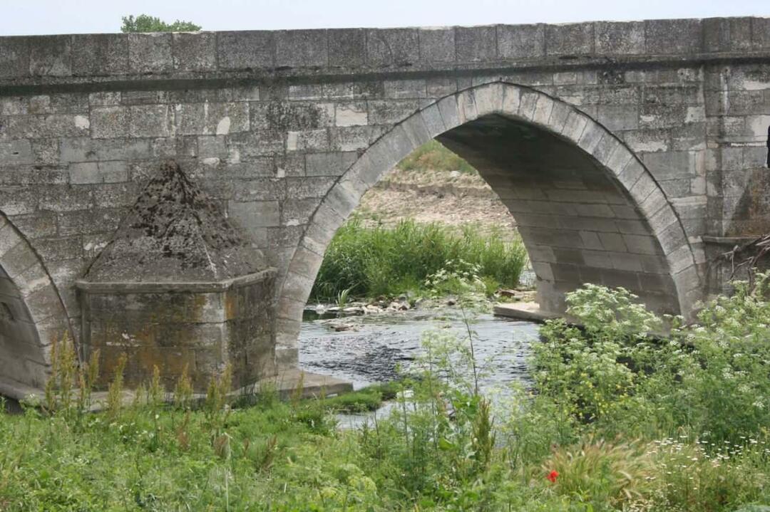 Rammer fra Sokullu Mehmet Pasha Bridge