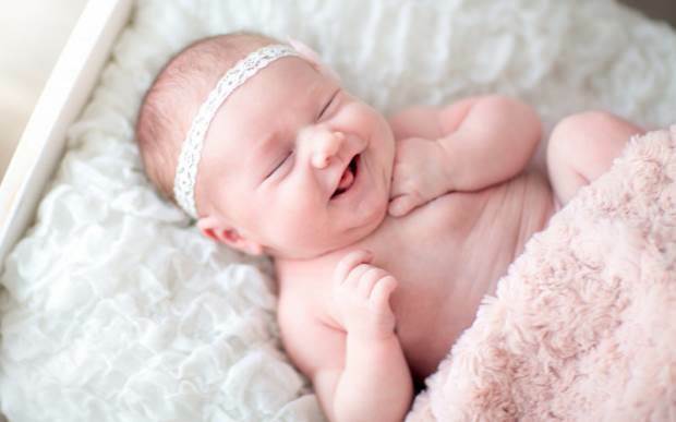 hvordan hikke og nyser passerer hos spædbørn