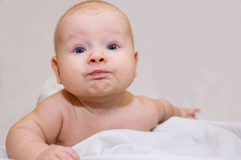 Hvornår skal tungen skæres hos spædbørn?
